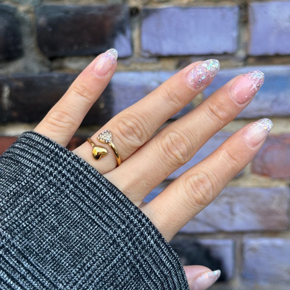 Hjerte Ring med sten på kvinde hånd