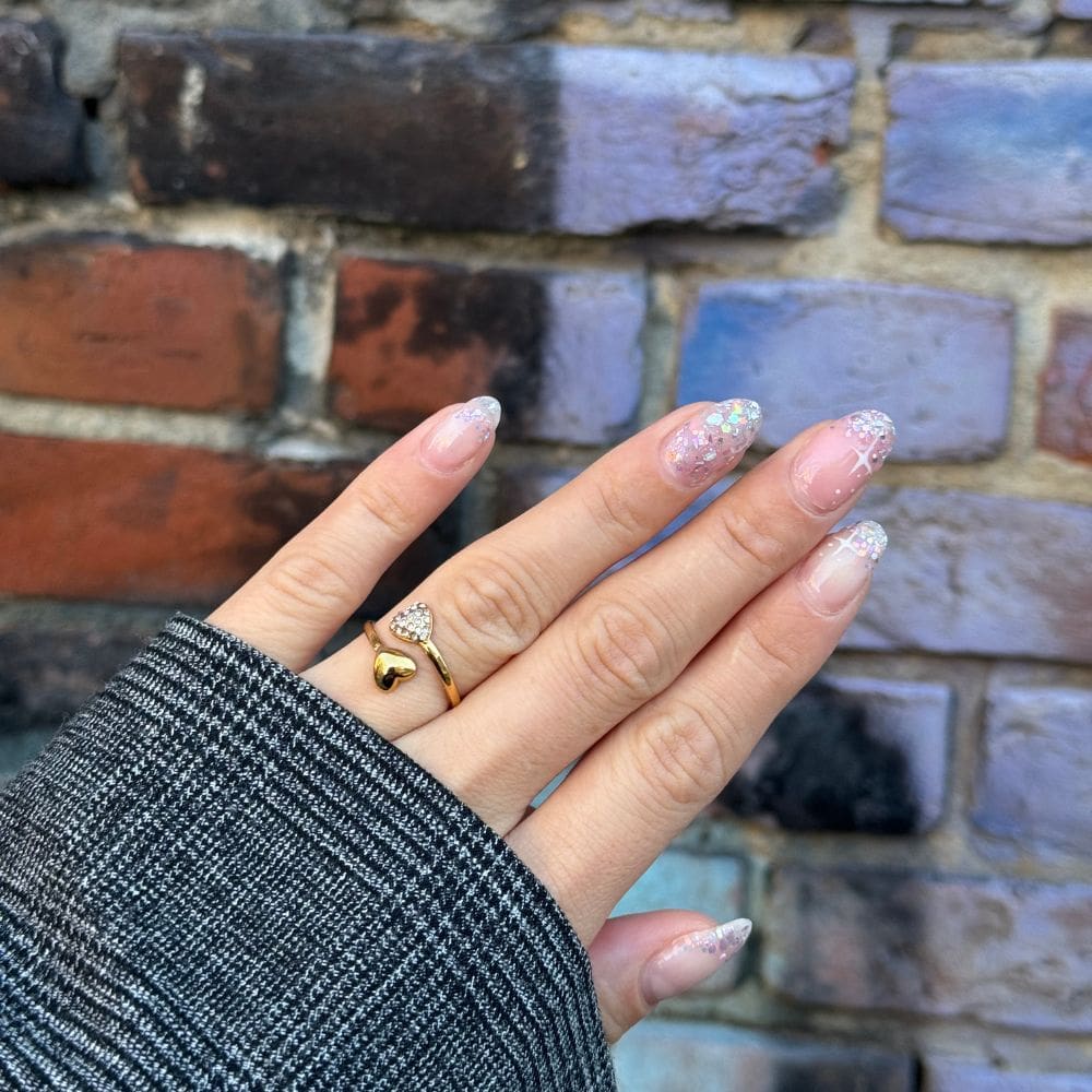 Hjerte Ring med sten på kvinde hånd