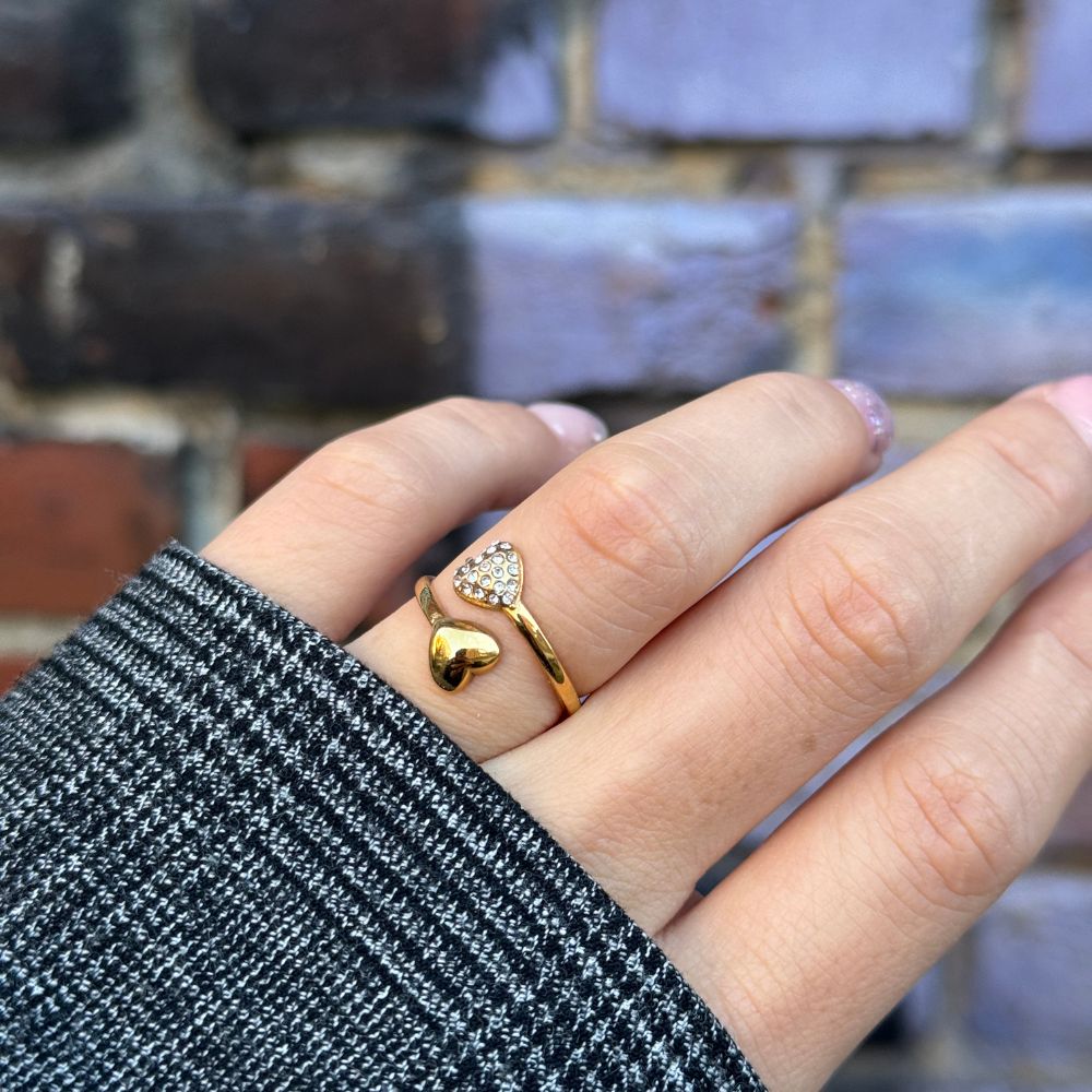 Hjerte Ring med sten på kvinde hånd