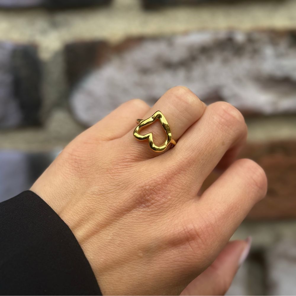 hjerte ring guld på kvinde hånd