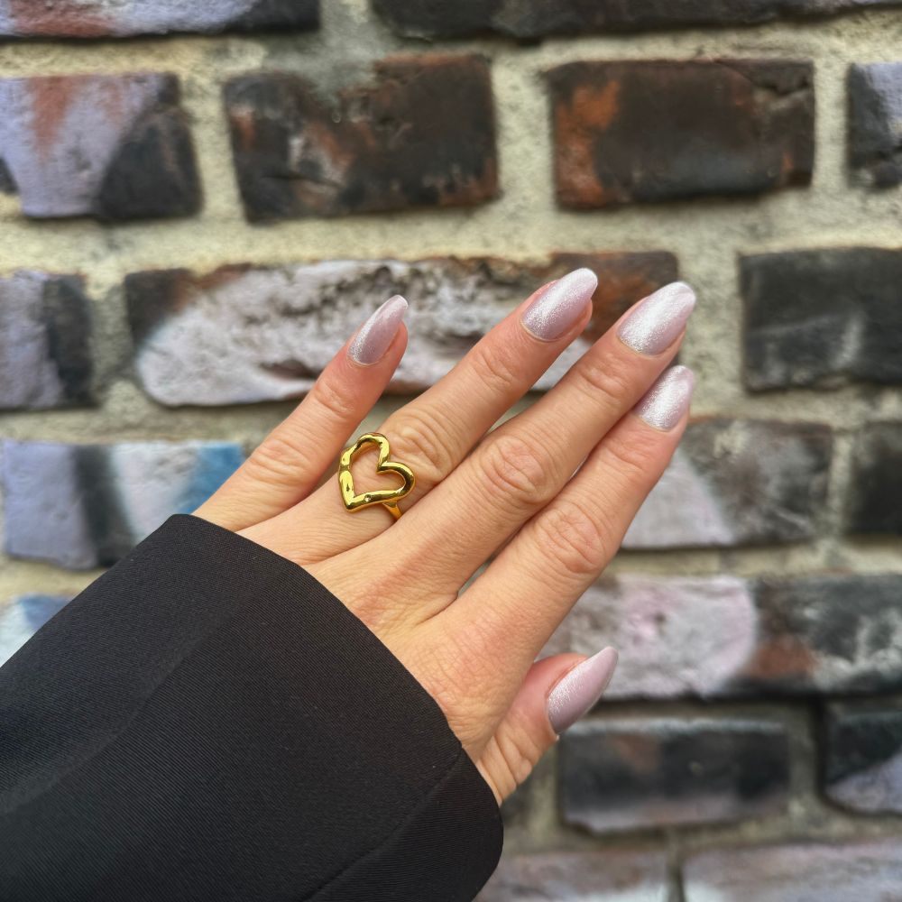 hjerte ring guld på kvinde hånd