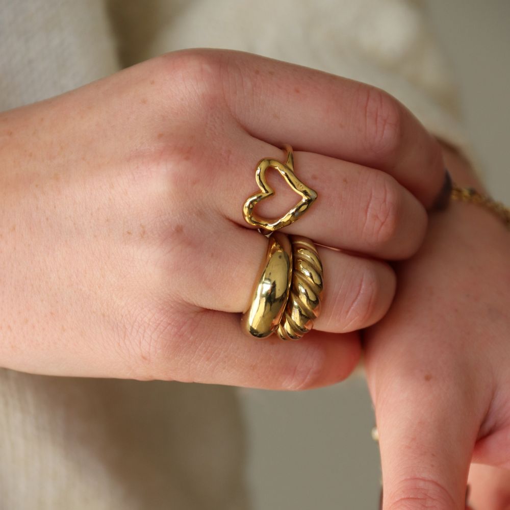 hjerte ring guld på kvinde hånd