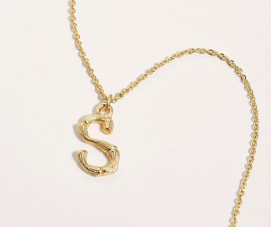 Bambus Bogstavs Halskæde 14K Guldbelagt - Global Urban Jewelry