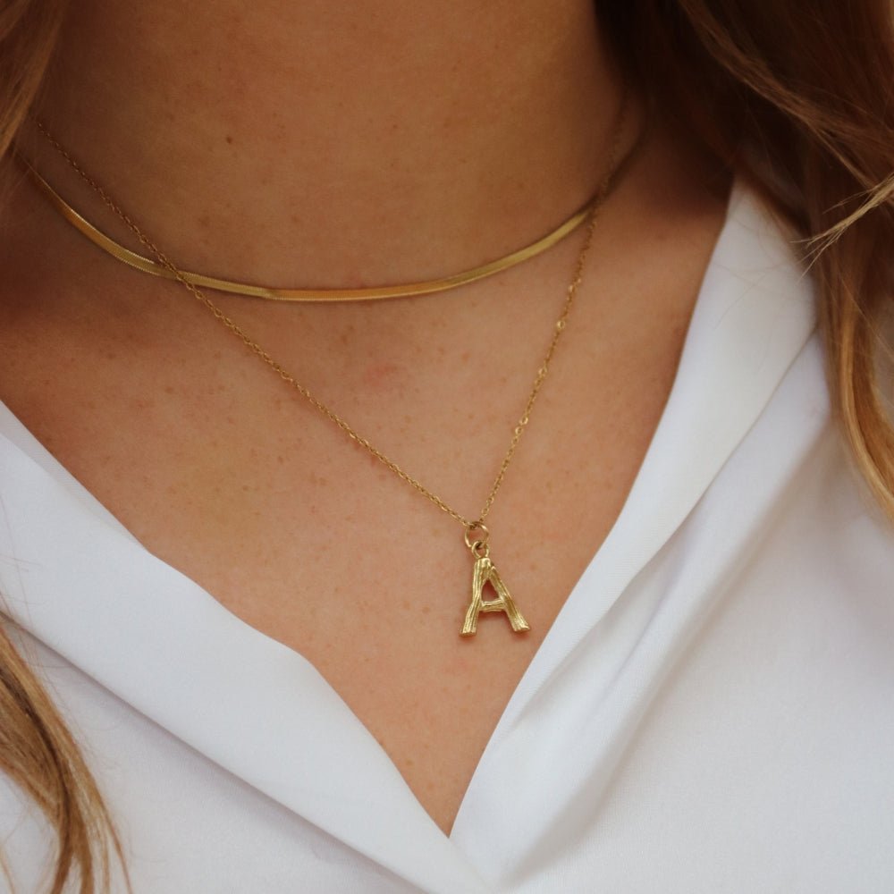 Bambus Bogstavs Halskæde 14K Guldbelagt - Global Urban Jewelry