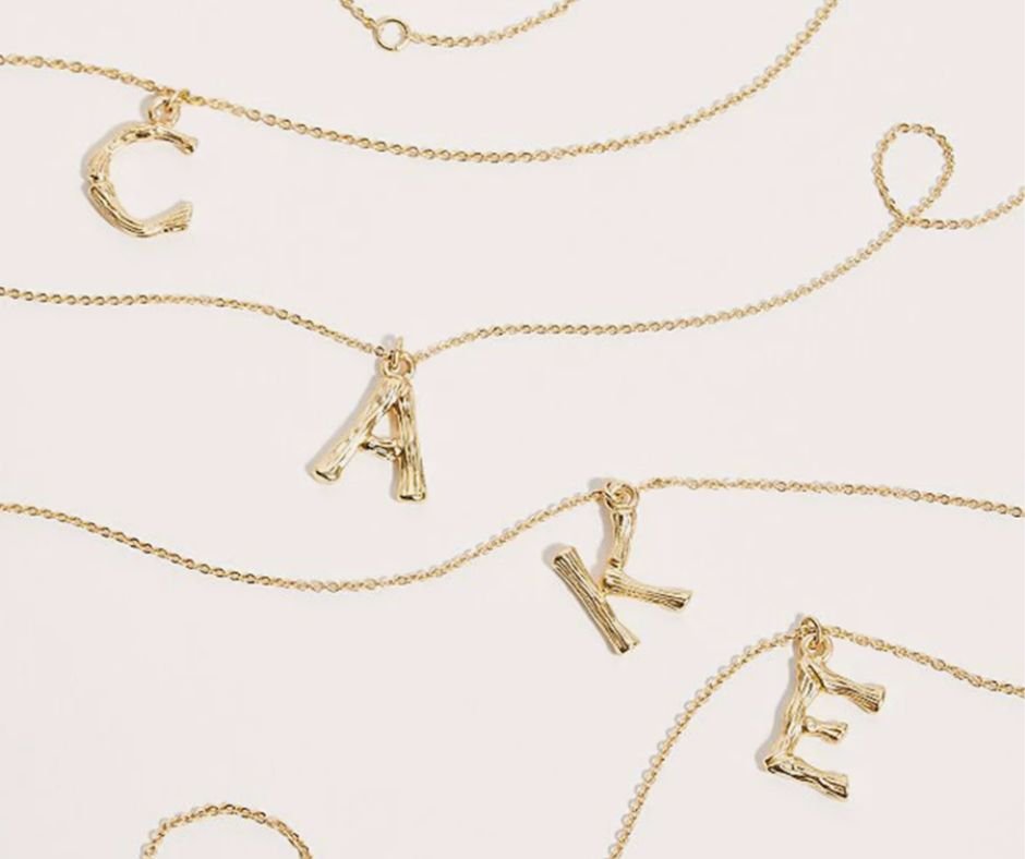 Bambus Bogstavs Halskæde 14K Guldbelagt - Global Urban Jewelry