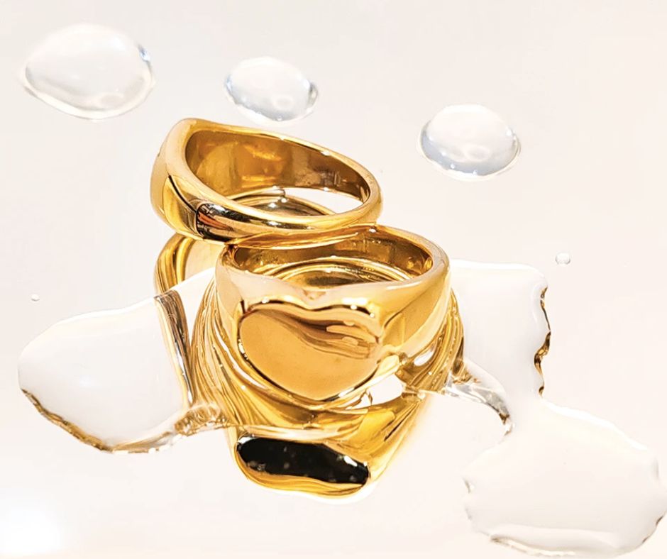 Chunky Hjerte Ring i guld på spejl