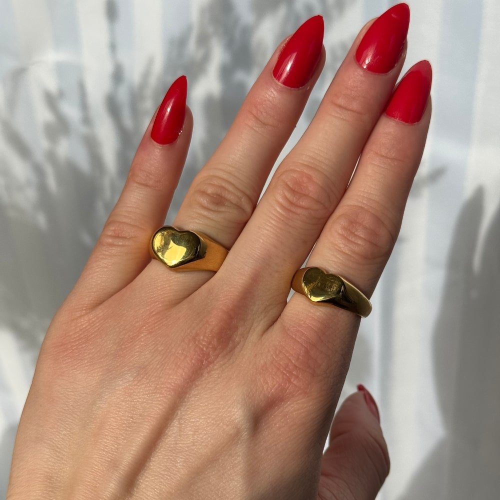 Chunky Hjerte Ring i guld på kvinde fingre