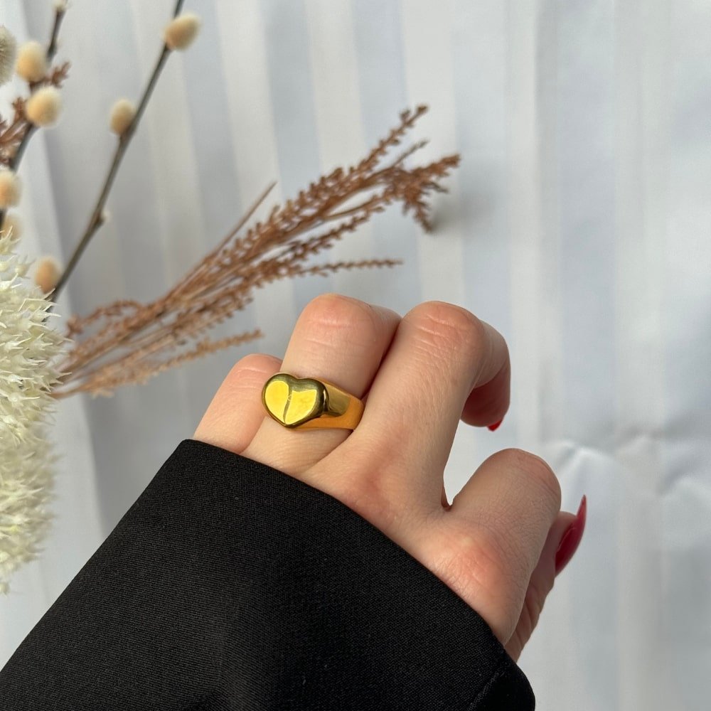 Chunky Hjerte Ring i guld på kvinde fingre