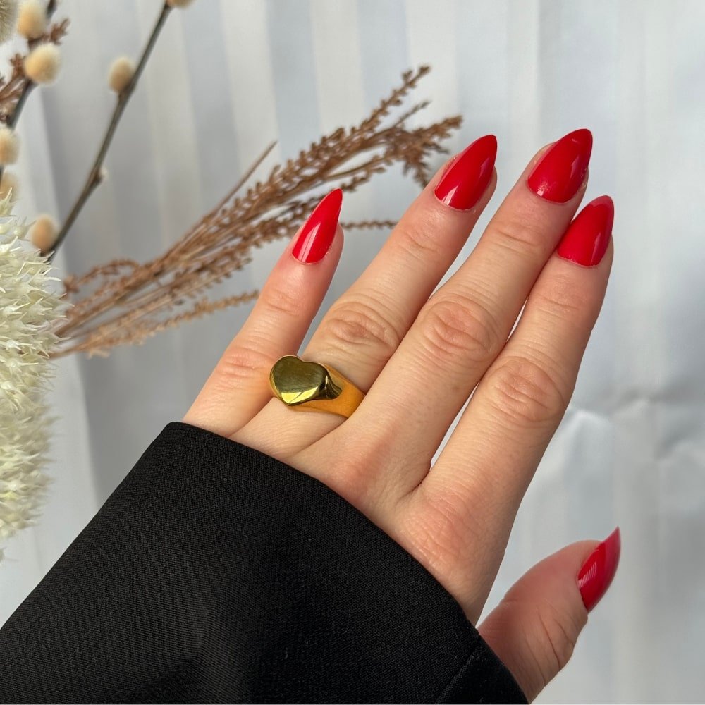 Chunky Hjerte Ring i guld på kvinde fingre