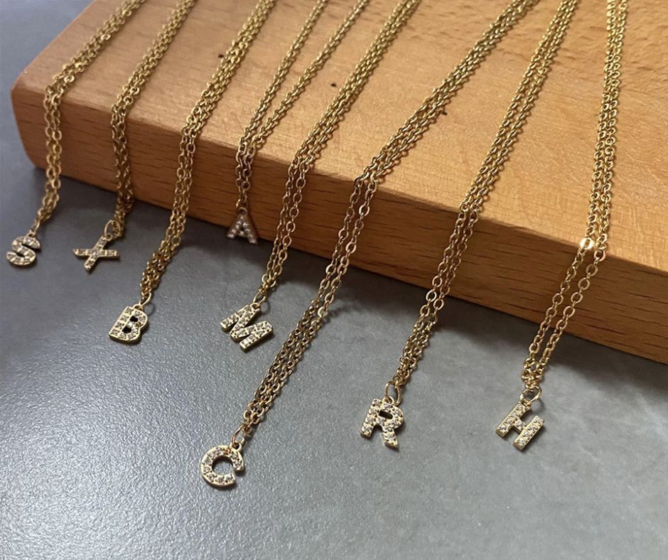 Krystal Bogstavs Halskæde 14K Guldbelagt - Global Urban Jewelry