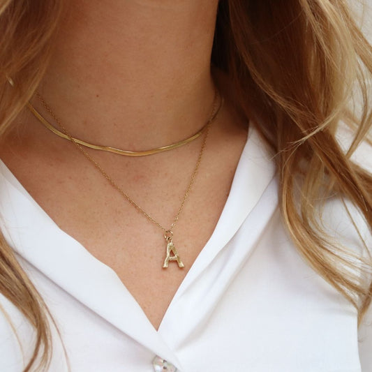 Kvinde med charm halskæde med personlige vedhæng fra Global Urban Jewelry