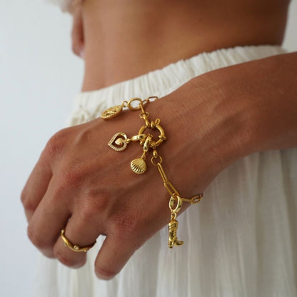 guld armbånd med cowboy støvle vedhæng